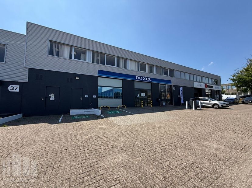Fenomenaal gelegen bedrijfsgebouw bestaande uit 700 m² opslagruimte in combinatie met +/-136 m² kantoren in de gekende industriezone Gosset op amper 1
