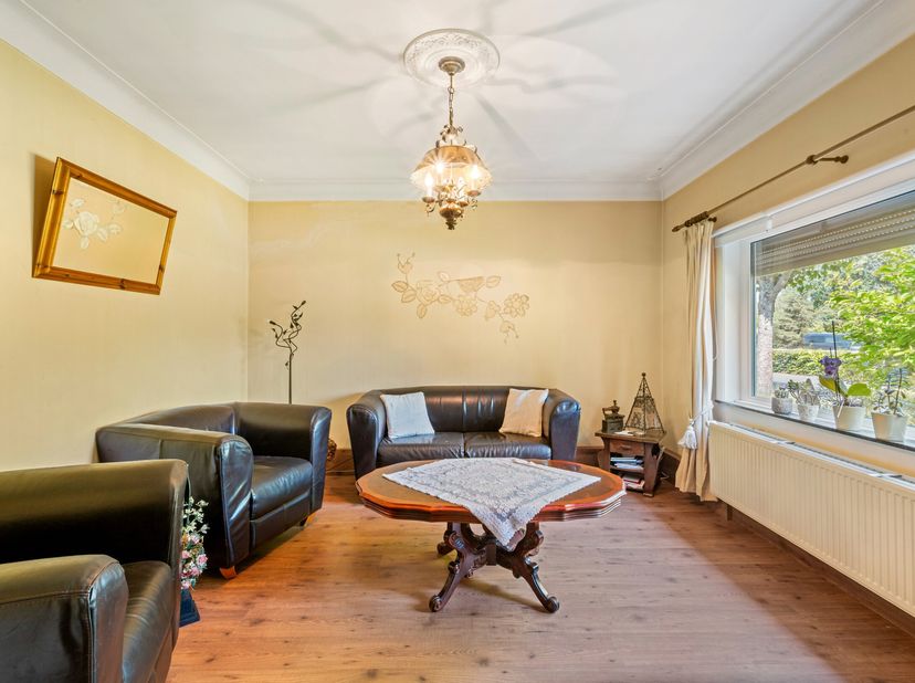 Ruime en verzorgde halfopen bebouwing met 3 slaapkamers, gelegen op een vlot bereikbare locatie. Deze woning biedt een aangename leefruimte met veel l