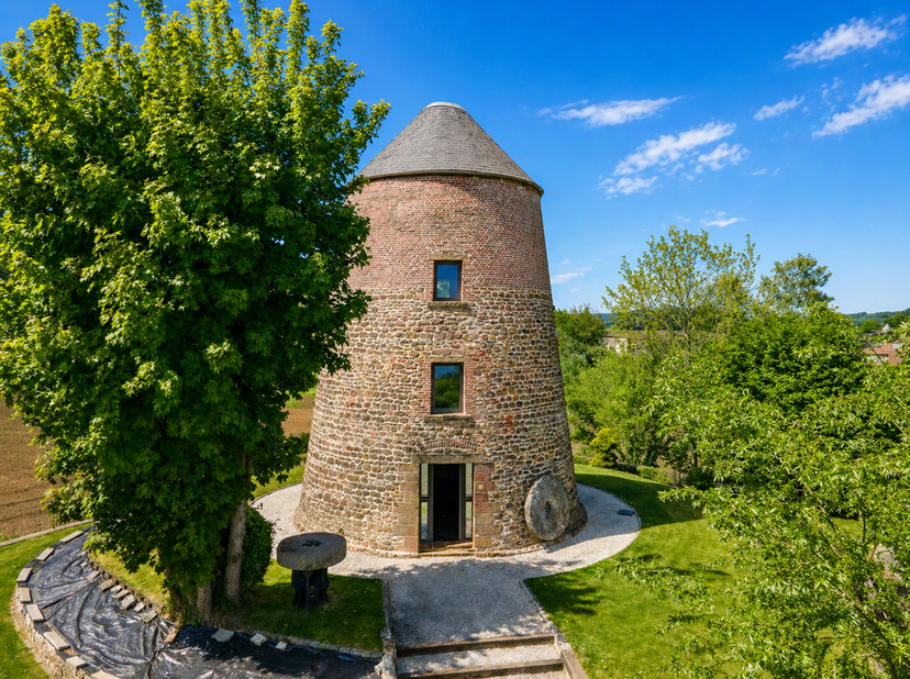 Ontdek exclusief deze prachtige karaktervolle molen, met passie en oog voor detail gerenoveerd. Dit unieke pand biedt tal van mogelijkheden: een charm