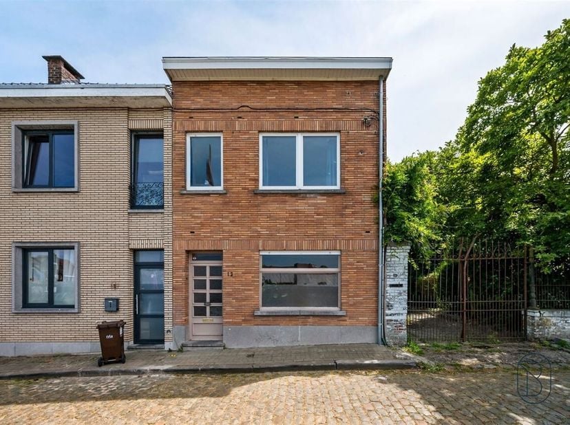 Maison à rénover avec 3 chambres, jardin de ville et un grand potentiel<br />
Cette maison spacieuse constitue une excellente base pour ceux qui reche