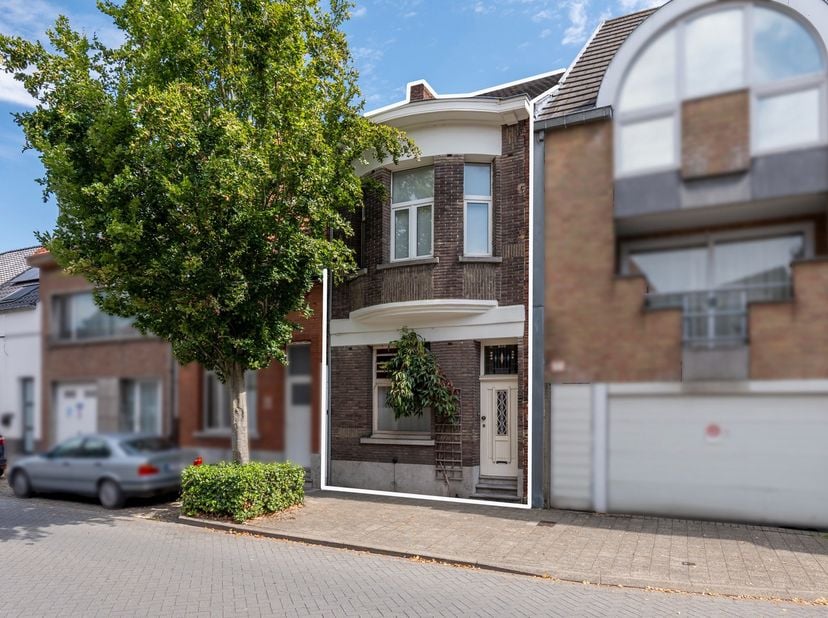 Huurprijs: 1.250 EUR per maand<br />
Kosten plaatsbeschrijving zijn 50/50 te delen door huurder en verhuurder<br />
Huurwaarborg = 3 maanden huur<br /