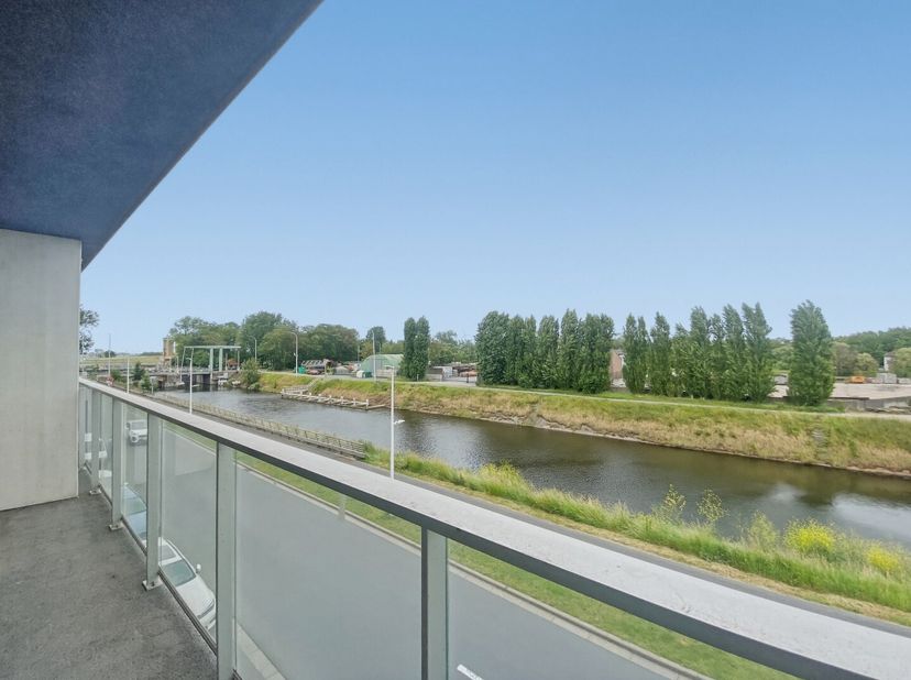 Luxueus praktisch appartement (122m² + 30 m²) met rondom terrassen te Nieuwpoort-Stad. Dit appartement op de 2 verdieping is gelegen op een hoek met p