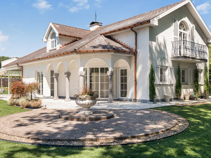 Exclusieve villa met royale leefruimtes op een unieke locatie<br />
<br />
Deze statige villa combineert een tijdloze uitstraling met hedendaags woonc