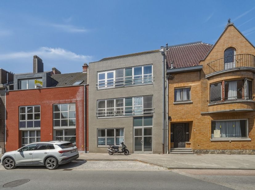 Investeer in een volledig verhuurd appartementsgebouw met drie woonentiteiten op een gunstige ligging in Oudenburg. Dit opbrengsteigendom biedt een ui