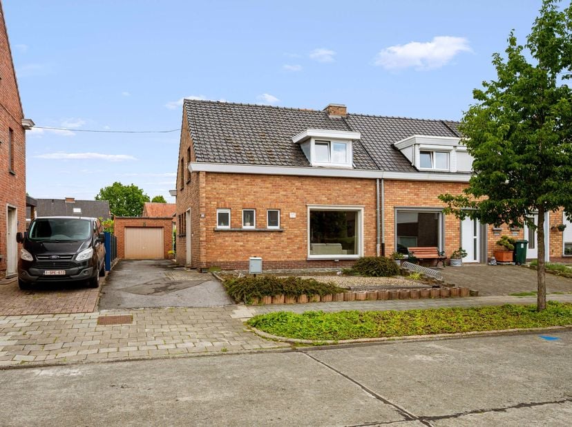 Zeer goed gelegen halfopen bebouwing mét ruime garage én uitweg achteraan ! <br />
Deze zeer aangename woning werd gebouwd en uitgebreid in de loop de