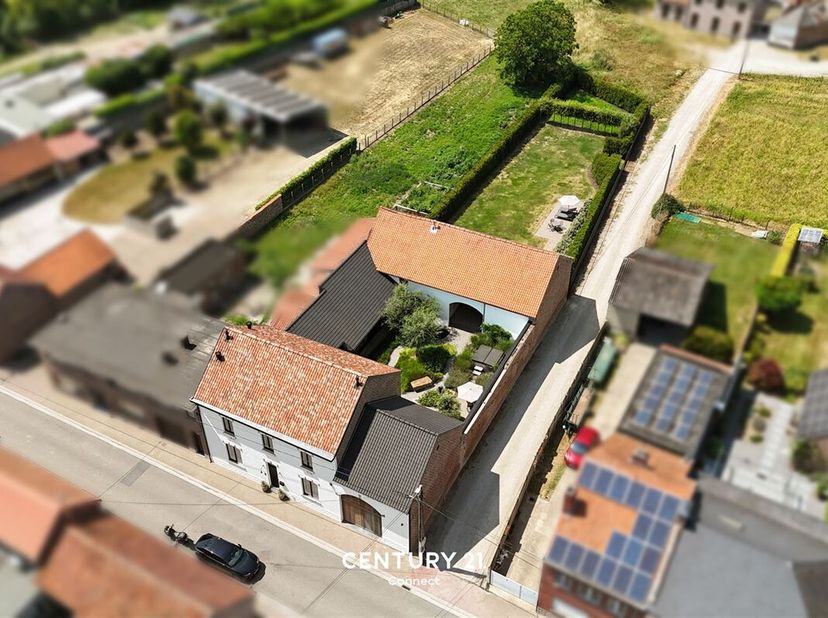Une ferme carrée d'exception alliant authenticité et luxe contemporain<br />
Découvrez cette ferme carrée exclusive offrant pas moins de 462 m² de sur