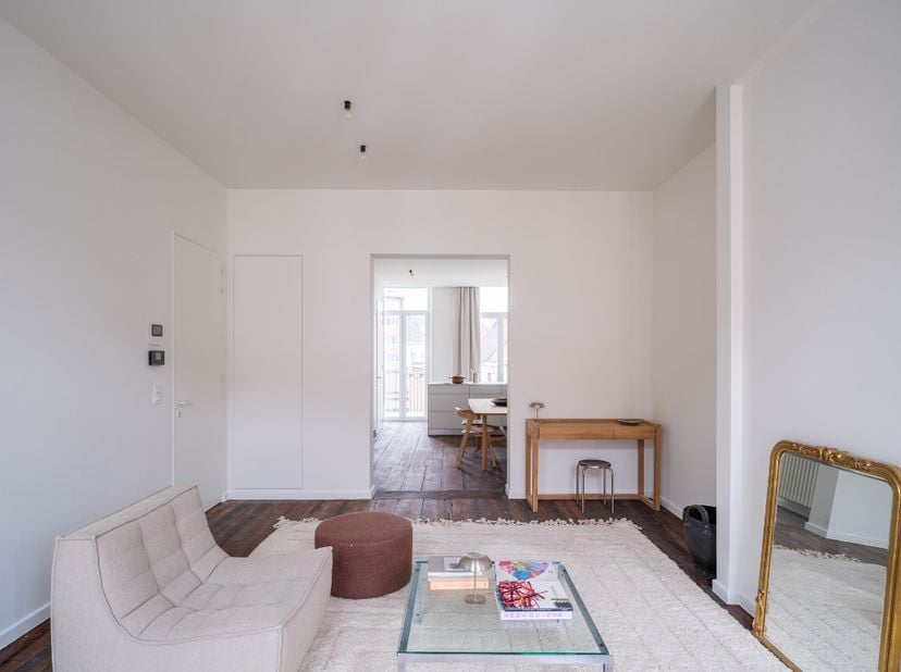 Gerenoveerd tweeslaapkamerappartement met zonnig terras in een voormalige herenwoning, nabij het historisch centrum van Gent.&amp;nbsp;<br />
<br />
Dit g