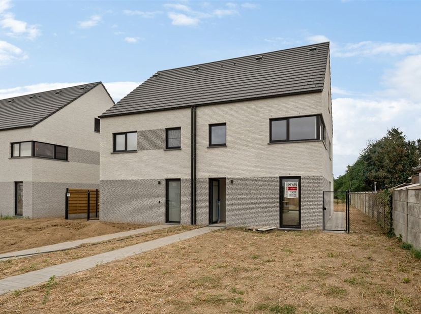 Opendeurdag ter plaatse op 20/06 tussen 11u45 en 12u45<br />
Laatste woning beschikbaar gesloten bebouwing . <br />
Prachtig woonproject met carport e