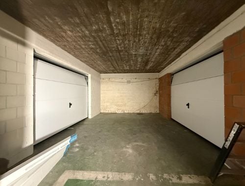                                         Bâtiment d’entreprise à louer à Sint-Amandsberg, € 400
