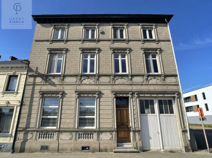 Authentieke herenwoning waar karakter en ruimte samenkomen.<br />
<br />
Sommige woningen vertellen een verhaal vanaf het eerste moment dat u ervoor s
