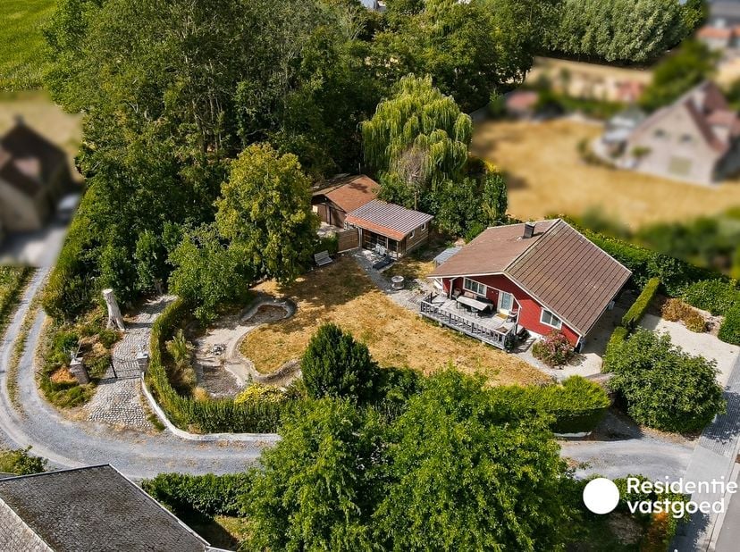Op zoek naar een charmante chalet met tal van mogelijkheden? Deze houtskeletwoning is gelegen op een ruim perceel en vormt een ideale uitvalsbasis voo