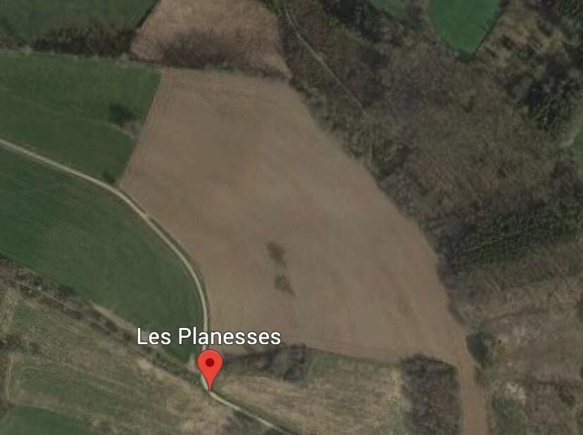 Perceel grond, gelegen in agrarisch gebied.<br />
Enkele jaren geleden werd een gedeelte van het perceel aangeplant met fruitbomen.<br />
Ter plaatse
