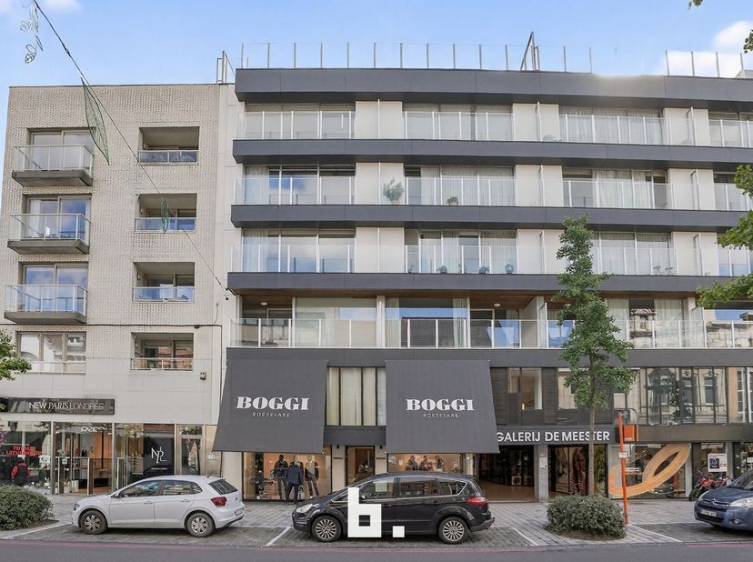 Op zoek naar een instapklaar appartement in dé winkelstraat van Roeselare, op wandelafstand van de Grote Markt? Ontdek dit gerenoveerde (2021) 2-slaap