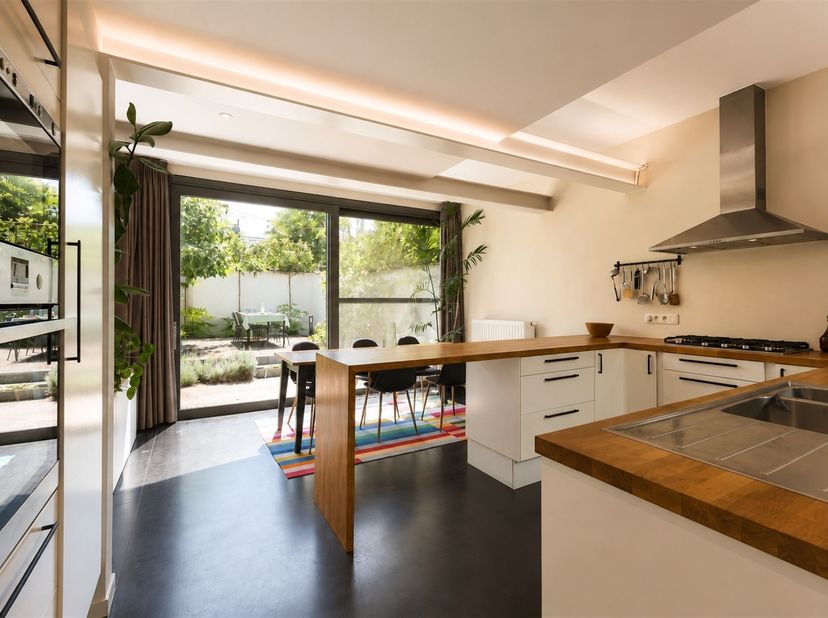 Magnifique maison de caractère avec jardin ensoleillé à louer dans la rue des Orchidées à Wilrijk. <br />
<br />
Agencement<br />
Sous-sol : <br />
-