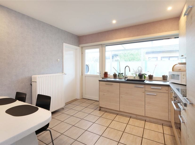 Lichtrijke en tijdloze gezinswoning met 3 slaapkamers gelegen in een rustige en residentiële omgeving<br />
<br />
Omgeving:<br />
+ Centrale liggi
