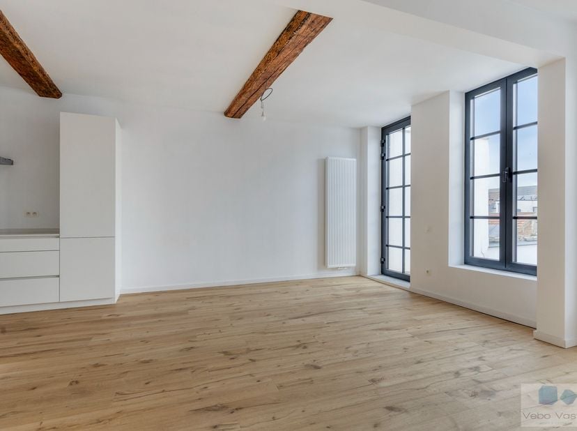 Op zoek naar een ruim en instapklaar appartement in het centrum van Lier?<br />
<br />
Dit volledig gerenoveerde appartement van maar liefst 112 m² co