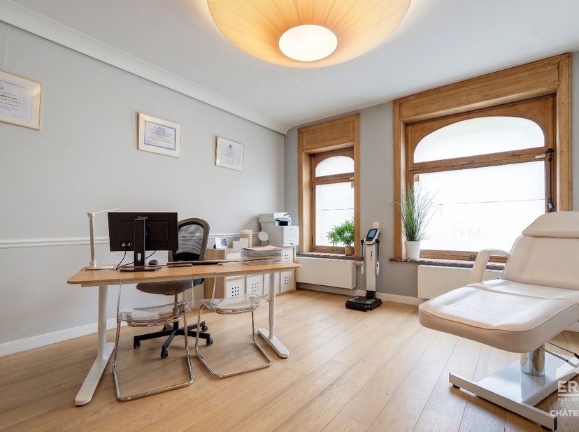 ERA Châtelain stelt u dit kantoor voor, ideaal gelegen in de Schumanwijk, tussen de Squareswijk en het Jubelpark. Dit kantoor van ongeveer 80 m² zal u