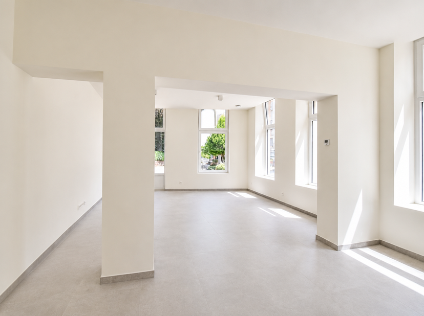 Gerenoveerd appartement, ideaal gelegen in het centrum van Hoeilaart, op wandelafstand van openbaar vervoer, scholen en winkels.<br />
Dit gelijkvloer
