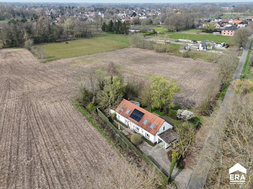 [[ UNE OPTION A ÉTÉ PRISE SUR CE BIEN. ]]<br />
Ce bien participe à la Journée Maisons Ouvertes ERA. Visitable a 13/06/2026 entre 14:30 et 15:30.