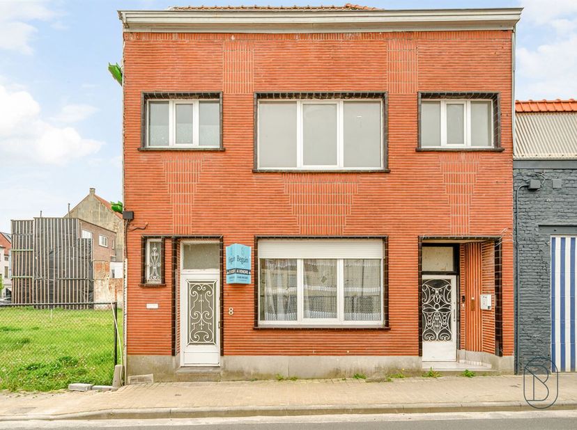 Te koop: Woning in centrum Ronse met ruimte en potentieel<br />
In het centrum van Ronse, op wandelafstand van het station, winkels en scholen, bevind