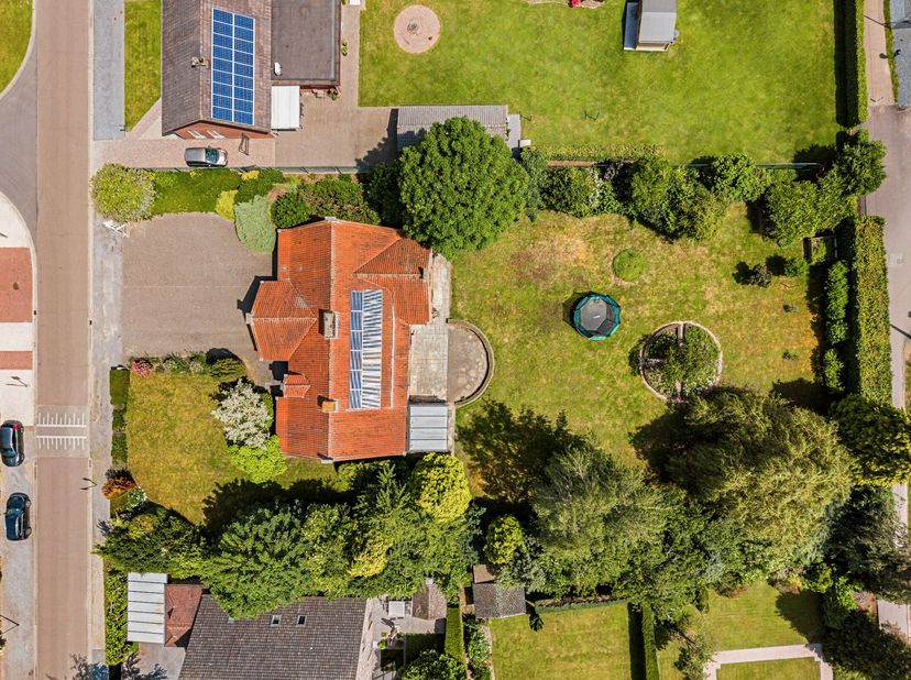 Deze charmante woning in Alken verenigt ruimte, comfort en een rustige ligging in één geheel. Het perceel van maar liefst 2.560 m² biedt een zee aan m