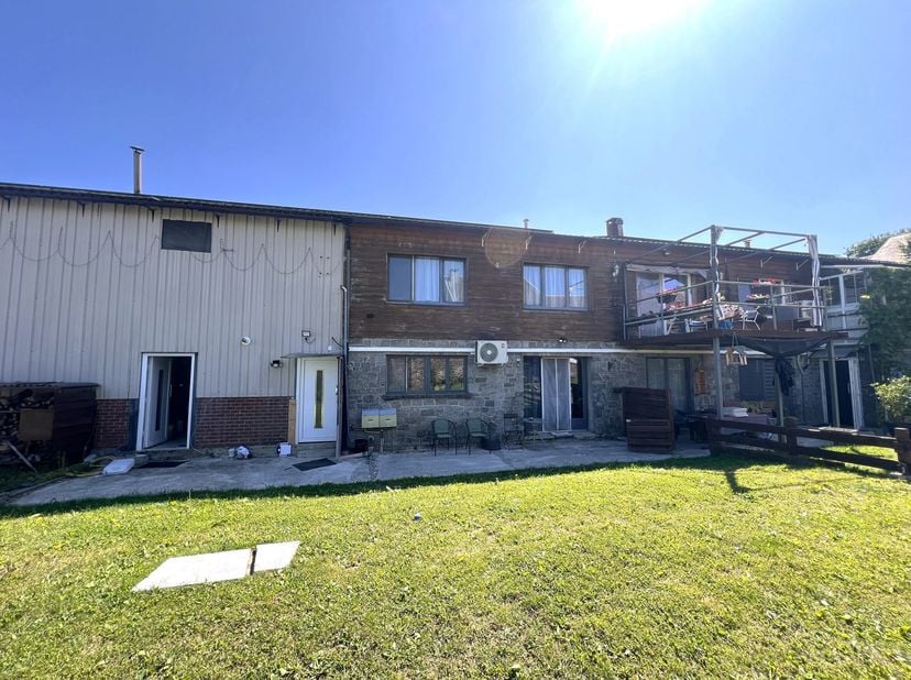 A louer dans le charmant petit village de Heyd (Durbuy), appartement 2 chambres avec jardin.<br />
L'appartement bénéficie d’un cadre paisible tout en