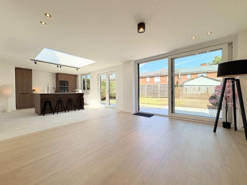 Kom binnen in deze pas met stijl gerenoveerde woning op een topligging te Gullegem  !<br />
<br />
<br />
Inkomhal met gastentoilet en aparte berging