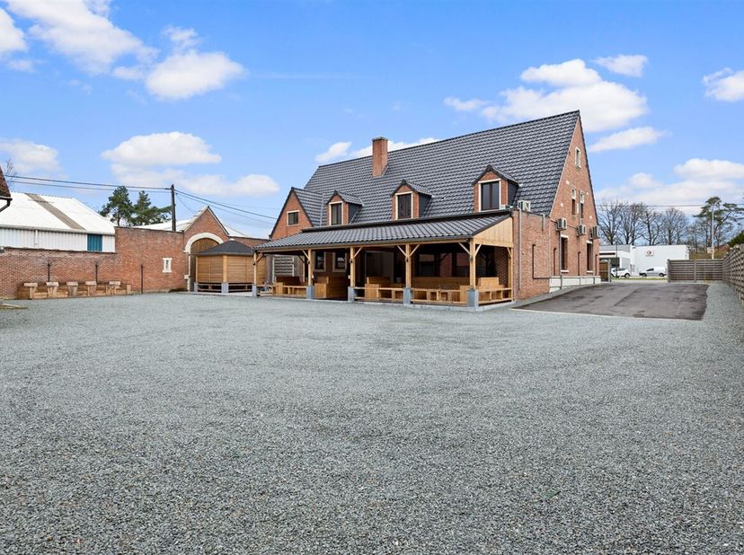 Deze perfect onderhouden villa zal voor sommige mooie herinneringen oproepen, we zullen het niet dadelijk te horen krijgen. Wat in hoofdzaak belangrij