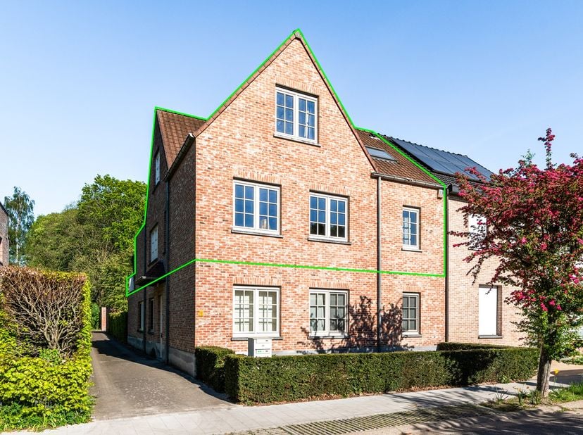 Rustig gelegen, en toch pal in het centrum van ’s-Gravenwezel, bevindt zich dit uitzonderlijke duplex-appartement met drie slaapkamers, twee badkamers