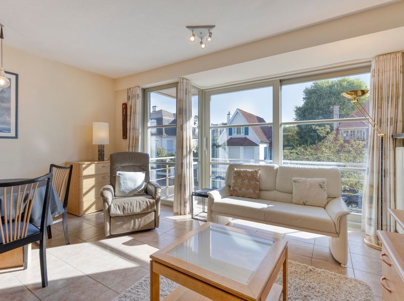 Dit aangename appartement is ideaal gelegen in het hartje van Koksijde, op wandelafstand van winkels, restaurants en alle nodige voorzieningen. Dankzi