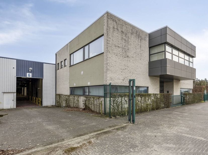 Ce centre de distribution récent combinant un espace d'entrepôt et des bureaux en option peut être loué à Dilsen-Stokkem, stratégiquement situé entre