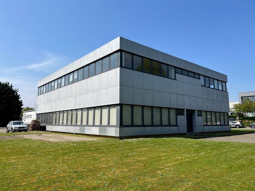 Fantastisch gelegen kantoren met een oppervlakte van 363 m² en 11 privatieve parkeerplaatsen te huur op amper 1 km van de R0 exit 11 Groot-Bijgaarden