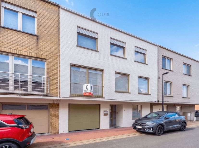 Découvrez cette maison bel-étage extrêmement bien entretenue à vendre à Heist, idéalement située à proximité de la gare de Heist et à quelques pas de