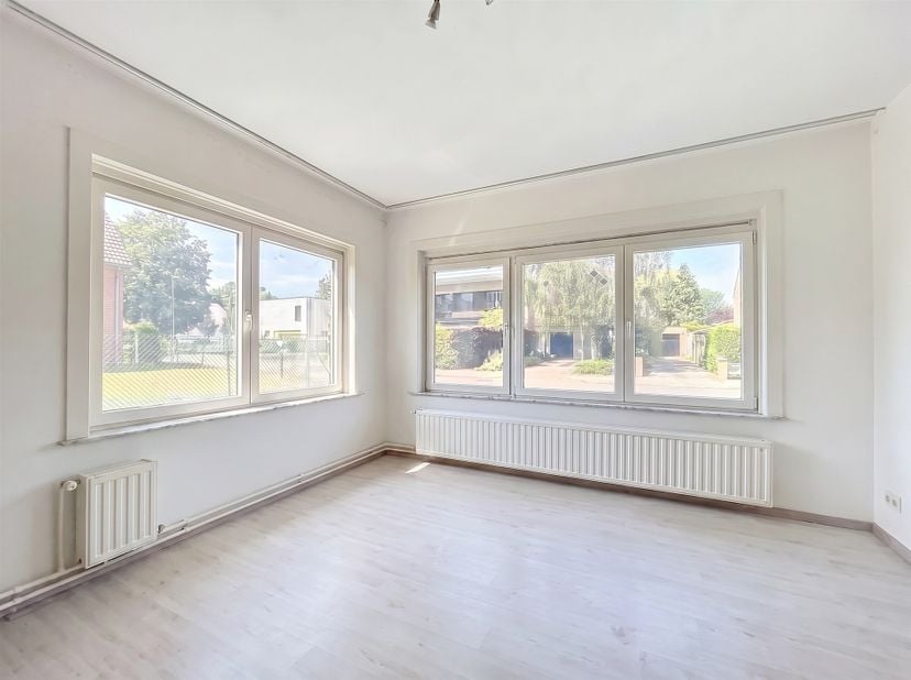 GELIJKVLOERS APPARTEMENT MET AUTOSTAANPLAATS<br />
Bezoek te reserveren via sms 0470/30.20.10.<br />
<br />
LIGGING:<br />
Dit verzorgd gelijkvloe