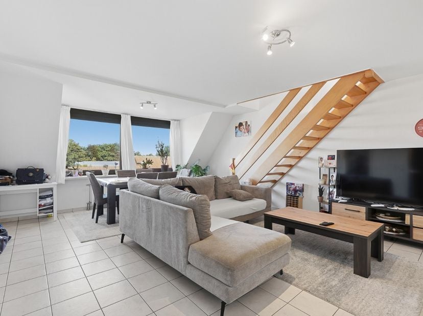 Heel mooi en luchtig appartement tegenover de markt van Oudenburg. Instapklaar met 2 slaapkamers, overloop/bureau mogelijkheid om te gebruiken als 3de