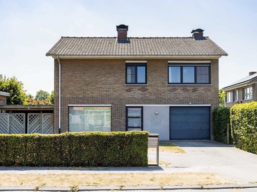Dans un quartier résidentiel calme et verdoyant de Gavere, découvrez cette agréable maison familiale située sur un beau terrain d’angle de 684 m². Fai