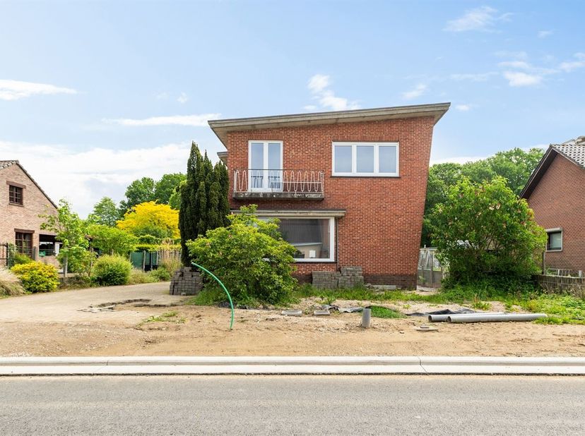Ligging<br />
Gelegen in het rustige en groene Spalbeek, een deelgemeente van Hasselt, geniet deze woning van een aangename ligging met een vlotte ver