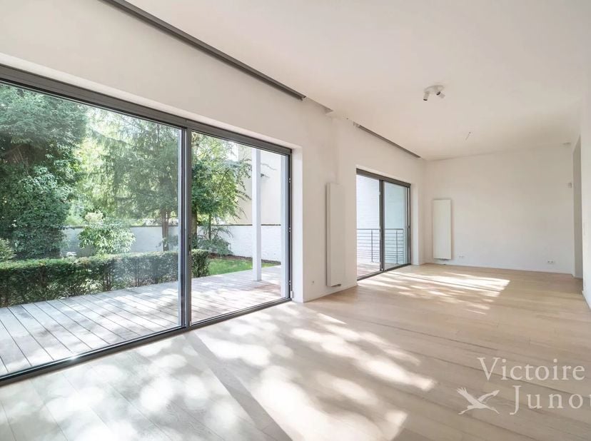 Victoire-Junot stelt u dit prachtig volledig gerenoveerd appartement voor, met een eigen ingang aan de straatkant (zoals een huis), een bewoonbare opp