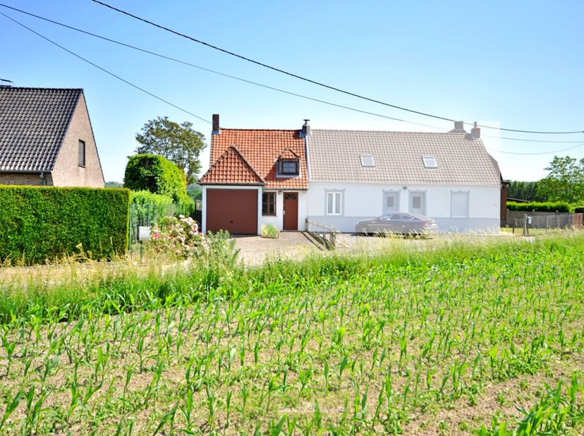 In het aangename Kluisbergen kan u deze charmante woning terugvinden! Deze woning geniet van een uitstekende ligging met verschillende lokale handelsz