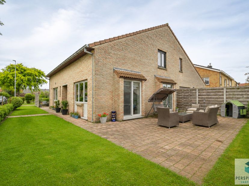 Ruime en energiezuinig gerenoveerde halfopen bebouwing met 5 slaapkamers, garage en zonnige tuin<br />
Deze lichtrijke en instapklare halfopen bebouwi