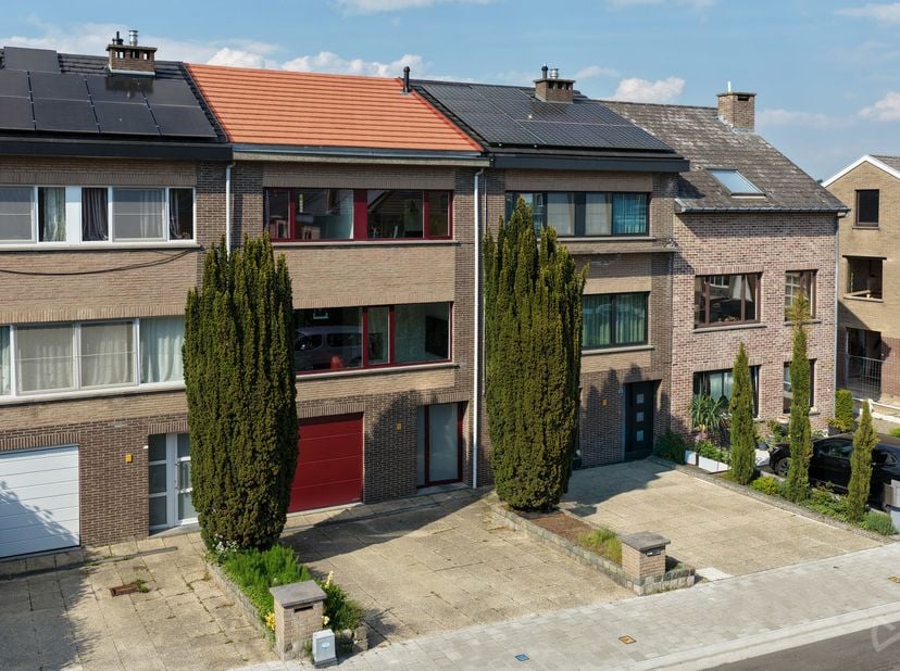 Dans la très prisée Heidelaan à Heverlee, nous découvrons cette maison unifamiliale économe en énergie, située dans un quartier résidentiel particuliè