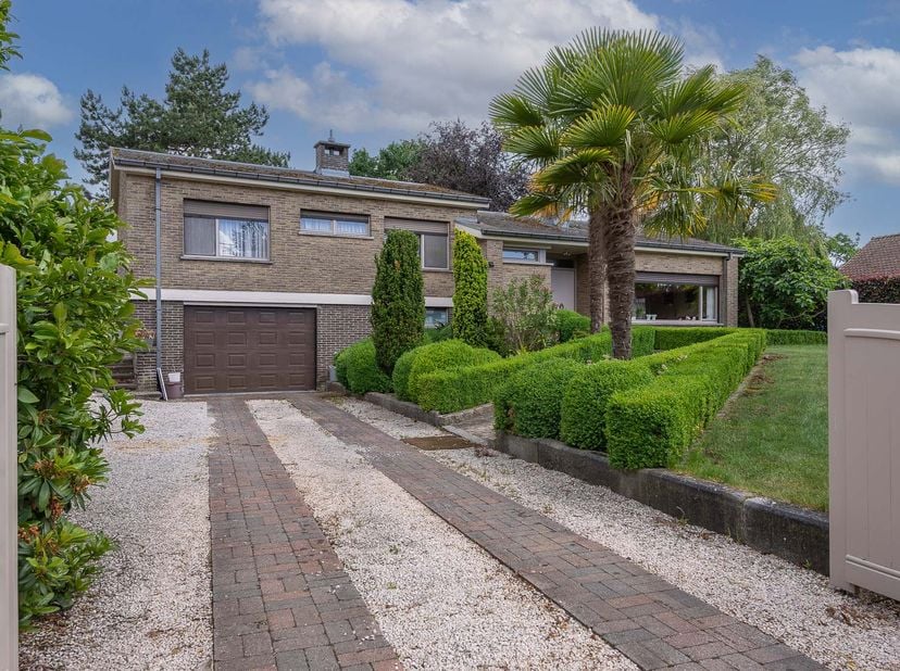 VRIJSTAANDE VILLA IN JAREN '70 STIJL -<br />
Deze charmante villa uit de jaren 70 onderscheidt zich door haar bijzondere architectuur met verspringend