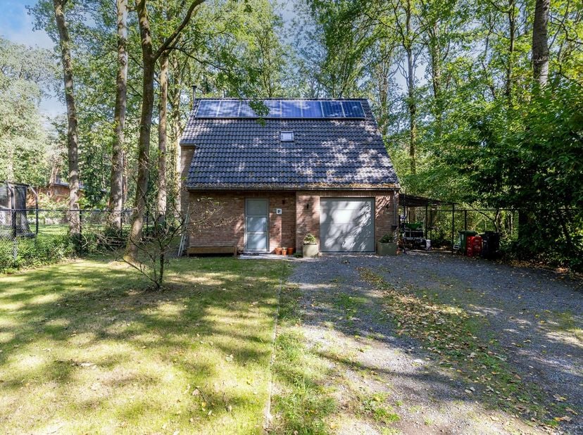 Op zoek naar een instapklare woning in een groene en rustige omgeving? Deze charmante woning is gelegen nabij het Kotsbos in Schilde, op een mooi perc