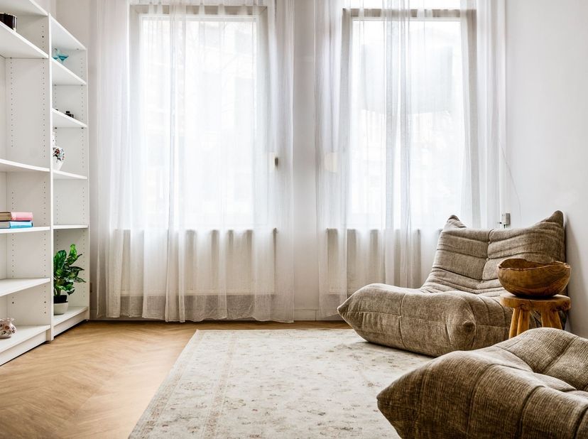 Dit charmante gelijkvloers appartement bevindt zich in de Arendstraat te 2018 Antwerpen, in de gegeerde wijk Zurenborg. De ligging is uiterst centraal
