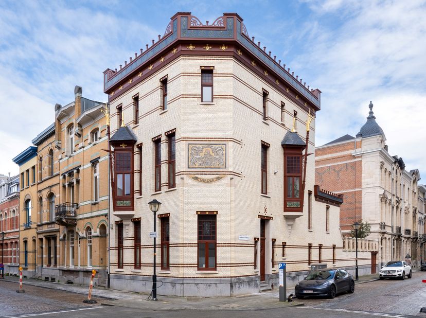 In 1899 werd onder leiding van architect Jos Bascourt de "Vier Seizoensgebouwen" in het gegeerde Zurenborg opgetrokken, waarvan het hoekpand "De Winte
