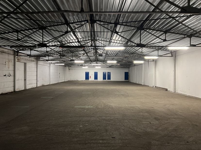 Op het Industrieterrein Zuid in Tielt bieden wij deze functionele opslagloods te huur aan. Dankzij de centrale ligging en de uitstekende bereikbaarhei