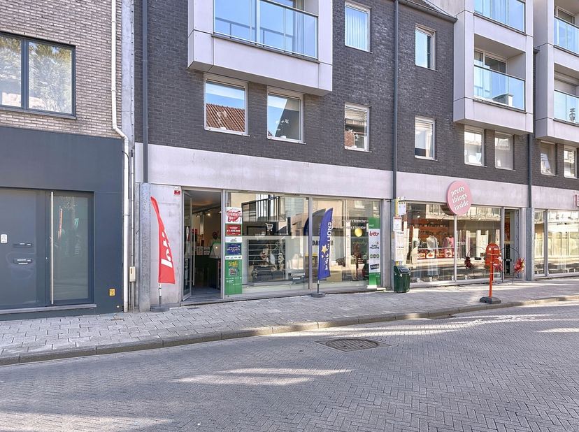 In het hart van Aartselaar bieden wij u deze moderne handelsruimte aan, gelegen in een recent gebouw met een uitstekende zichtbaarheid dankzij de bred