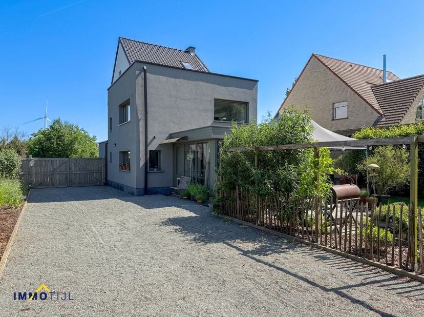 Deze volledig gerenoveerde en instapklare woning in Haaltert combineert ruimte, comfort en een prachtige buitenomgeving. <br />
Via de inkomhal komt u