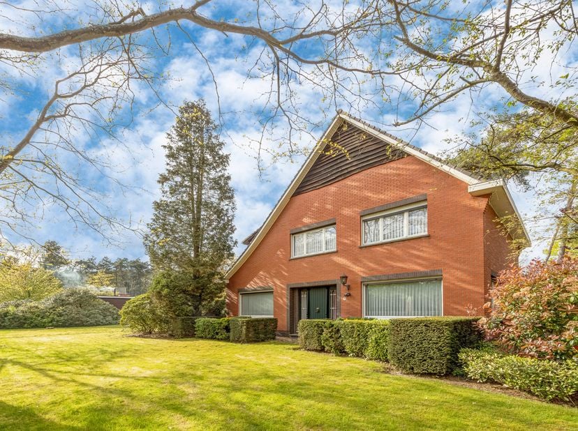 IN OPTIE.<br />
Deze ruime woning ligt mooi in het groen op een steenworp van het centrum van Zoersel.<br />
Winkels, scholen, bushaltes en ontspannin