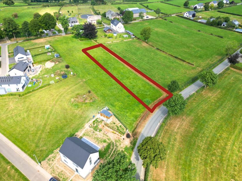 In Iveldingen staat dit ruime bouwterrein met een oppervlakte van 2.037 m² te koop en biedt uitzonderlijk veel ruimte voor individuele ontwerpideeën.